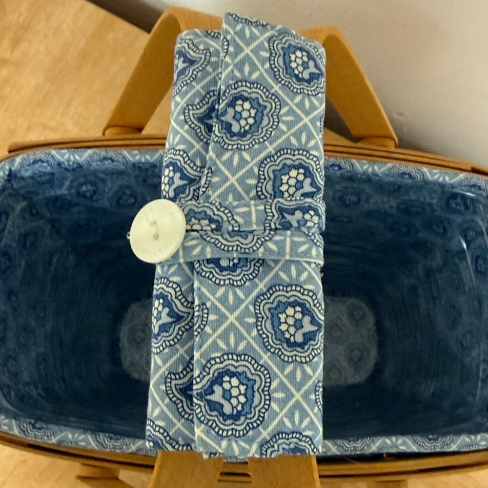 Longaberger 2000 VIP Basket with liner, protector, and handle gripper. - Picture 3 of 7